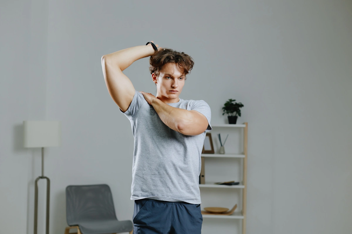 Un jeune homme qui fait des étirements