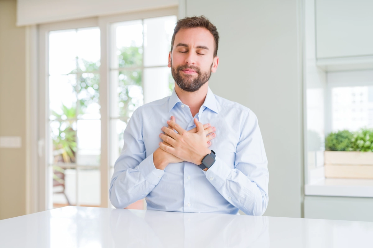 Un homme qui fait des exercices de respiration au au bureau