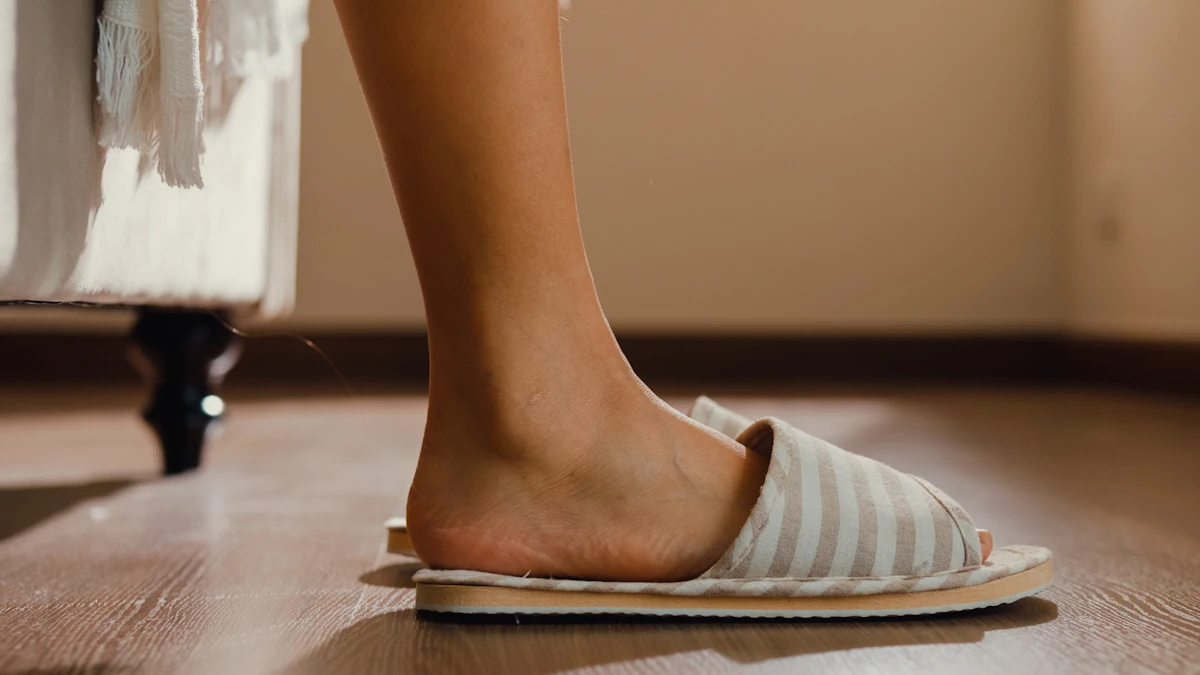 Une personne qui met les pieds à plat dans des chaussons